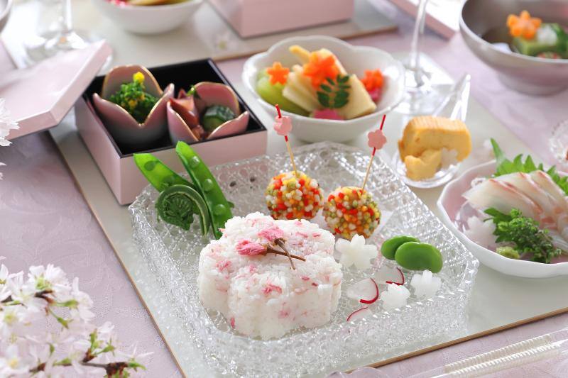 春を思わせる色とりどりの食べ物が並べられたプレート