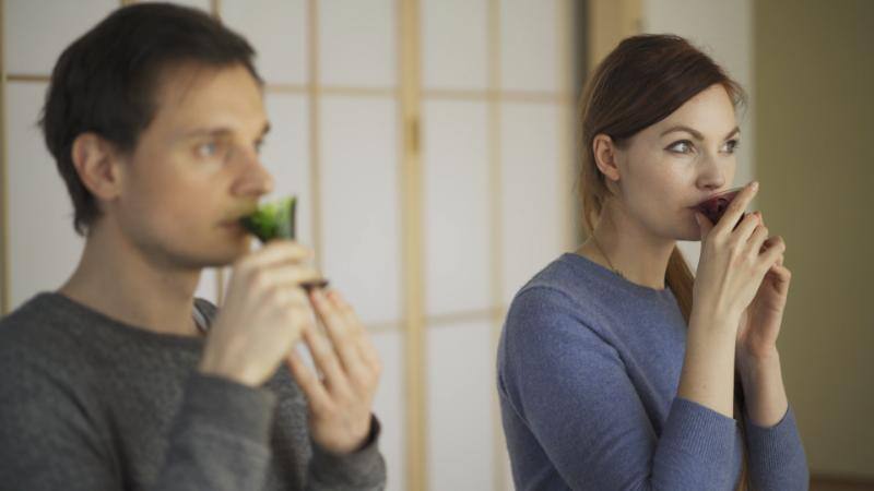 日本酒を体験する外国人男女