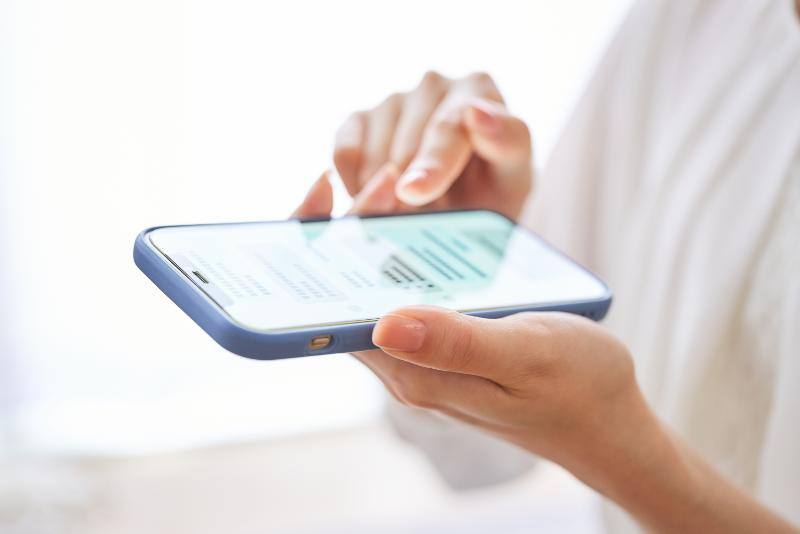 両手で持って操作されるスマートフォン