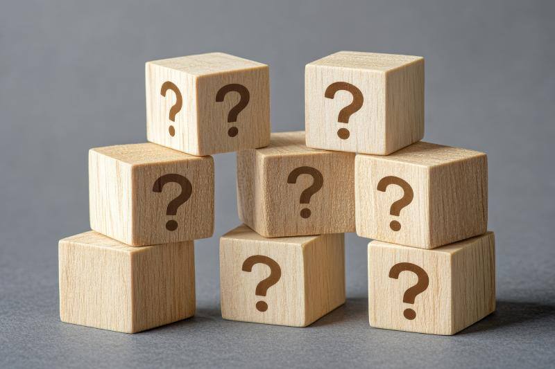 積み上げられた「？」と書かれたブロック群