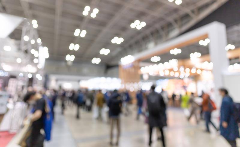 ぼかしの入った展示会会場