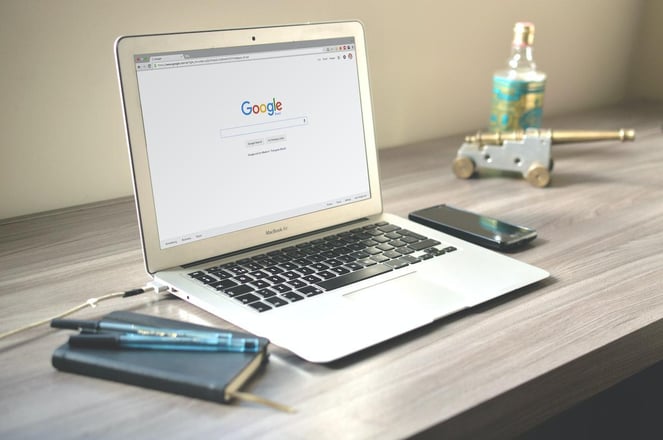 インターネットブラウザが表示されているPC