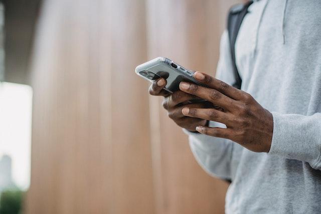 両手で操作されるスマートフォン
