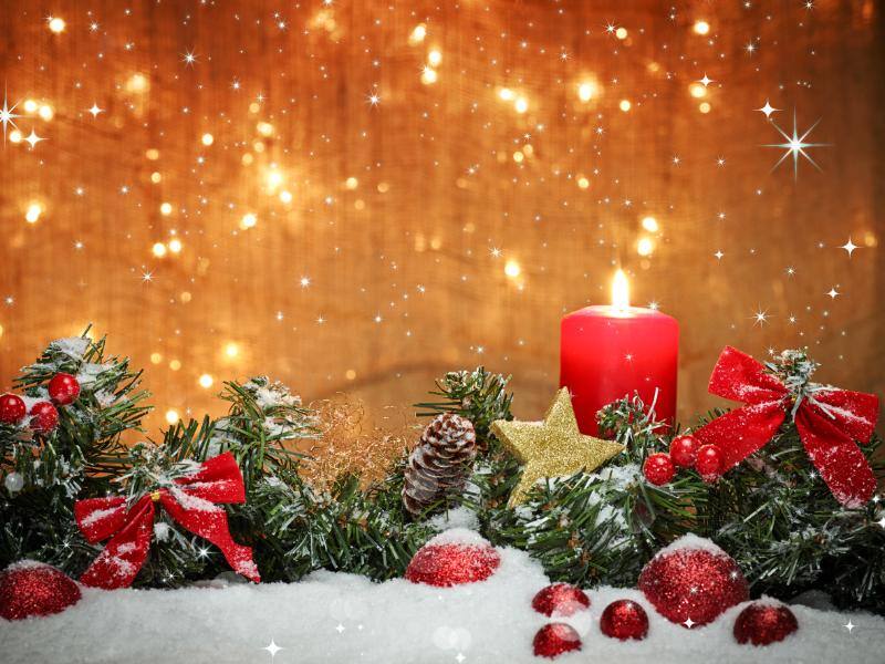雪が積もったクリスマスオーナメント