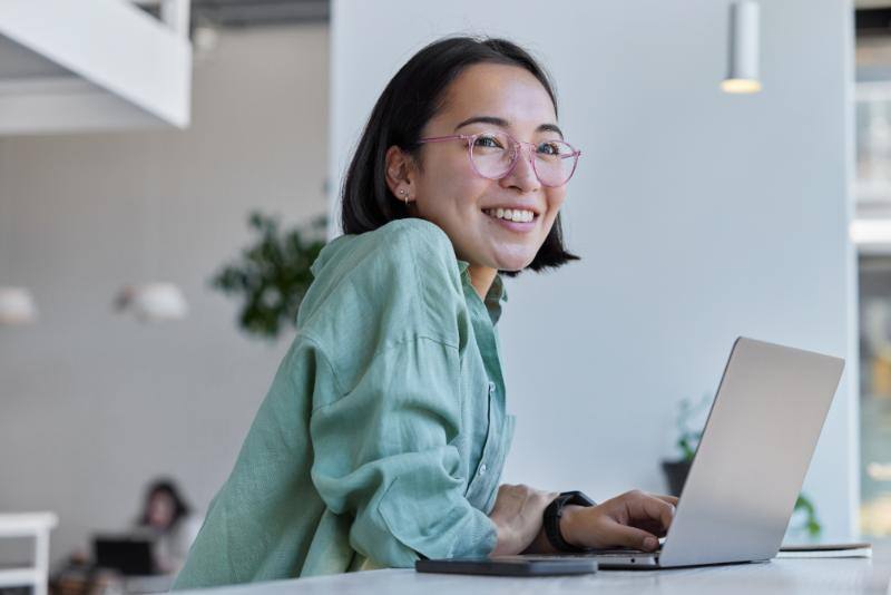 笑顔でPCを操作する女性