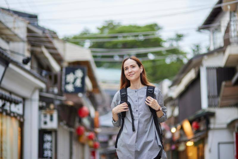 日本の街を観光する外国人女性