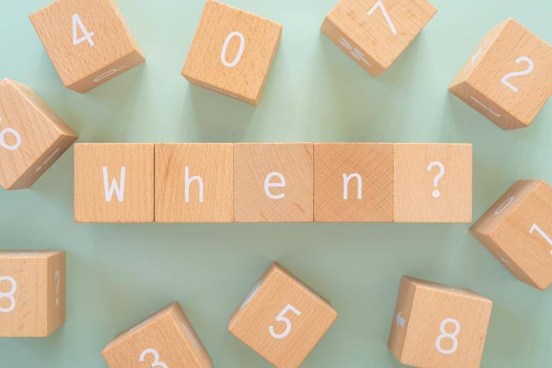 アルファベットが書かれたブロックを並べて作った「When?」