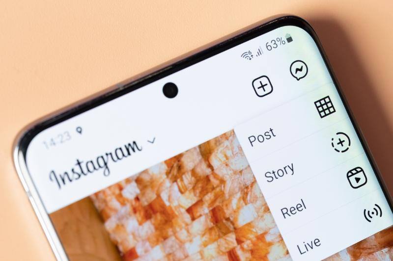 Instagramのページを表示したスマートフォン