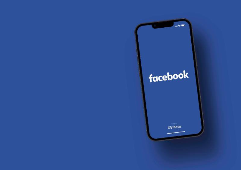 facebookが表示されたスマートフォン