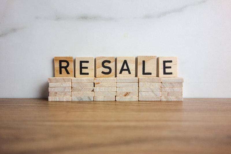 アルファベットが１文字ずつ書かれている木の板を並べて作った「RESALE」