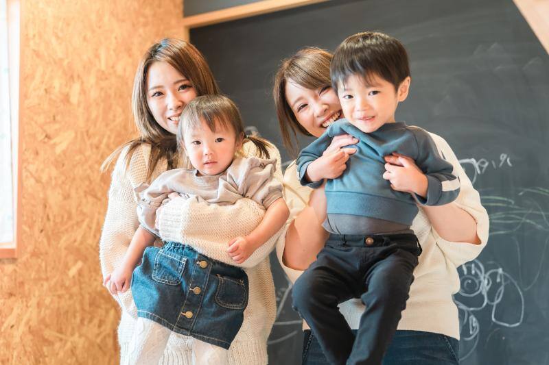 それぞれの母親に抱きかかえられた二人の子ども