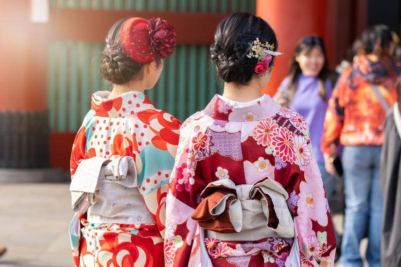 着物姿の女性たちの後ろ姿