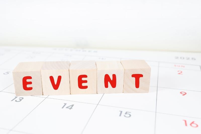 カレンダーの上に置かれた「EVENT」と書かれたブロック
