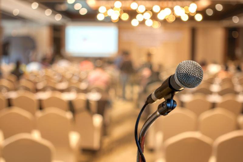 目の前にマイクのあるイベント司会者の視界
