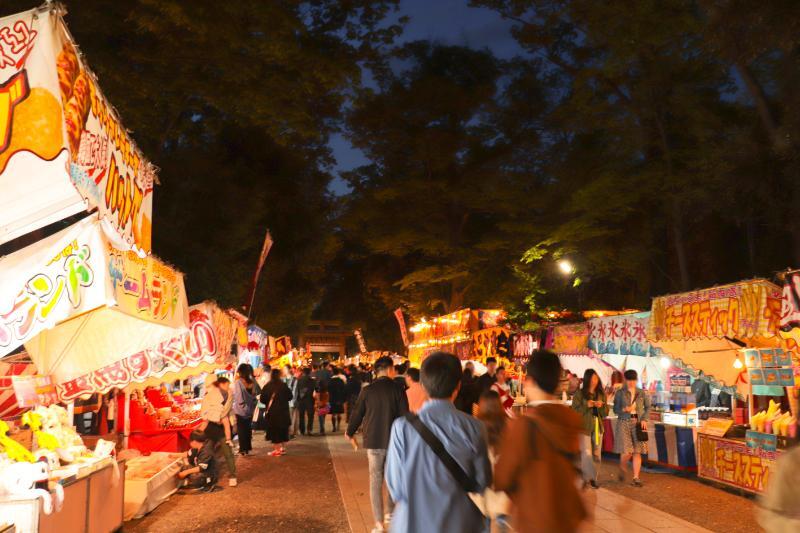 夜の屋台と雑踏