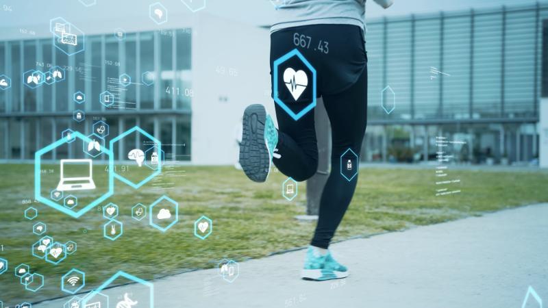 ランニングする人物とデータ化された身体情報