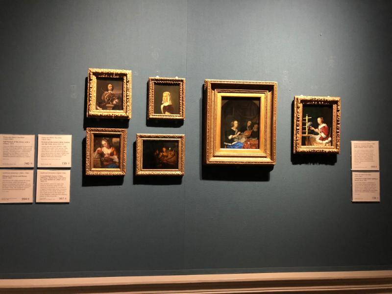 壁に展示された作品群と解説