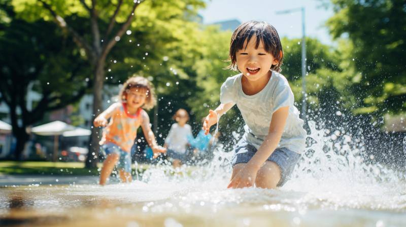 水辺で遊ぶ子どもたち