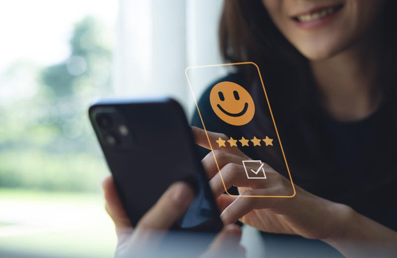 スマートフォンで高評価を投稿する女性