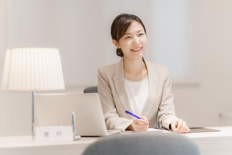 受付で記帳する係の女性